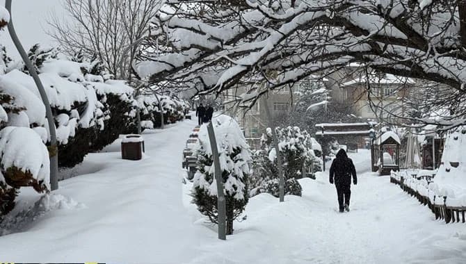 Sivas’ta kar, yüzlerce yerleşim yerini kapattı, bazı dükkanların çatıları çöktü