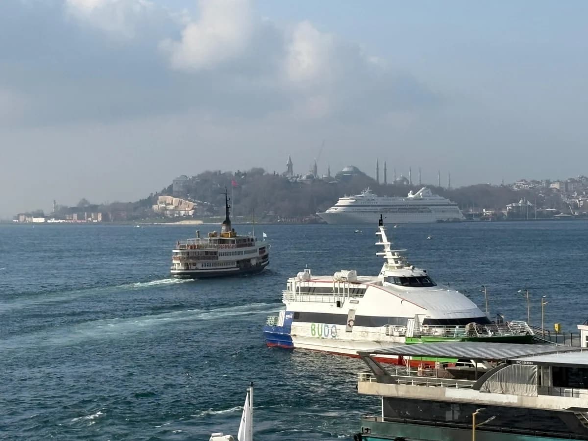 İstanbul Boğazı’nda Gemi Trafiği Sis Nedeniyle Askıya Alındı