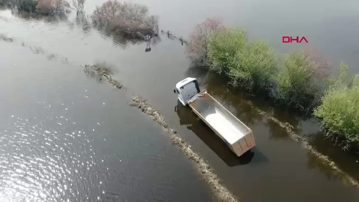 Aydın’da Taşkın Sularında Mahsur Kalan TIR Şoförü Sandalla Kurtarıldı
