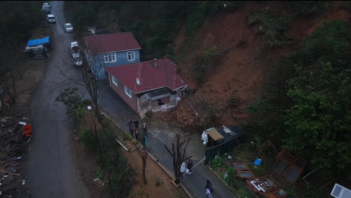 Beykoz’da Yağış Sonrası Toprak Kayması: Tek Katlı Ev Hasar Gördü
