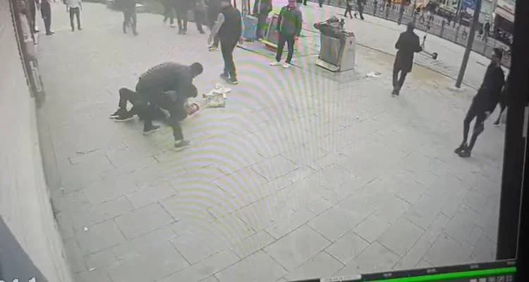 Fatih’te Kardeşlerden Abisine Sopalı Saldırı Anbean Kamerada