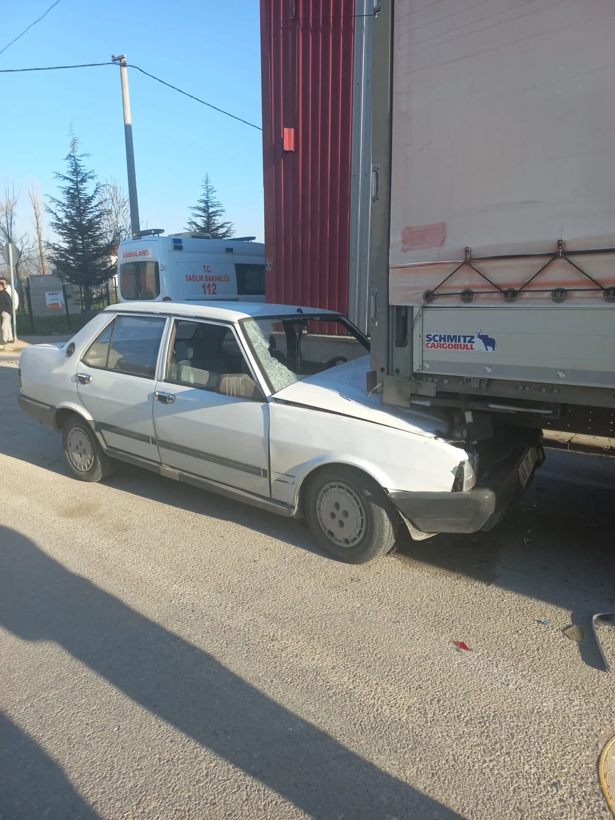 Otomobil TIR’a Çarparak Yaralanmaya Neden Oldu