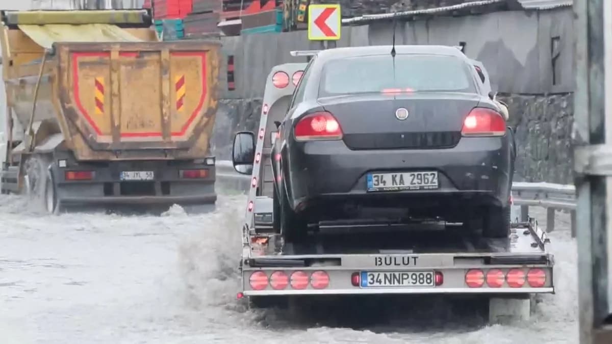 İstanbul Sarıyer’de Yağışlar Sürücüleri Zor Durumda Bıraktı