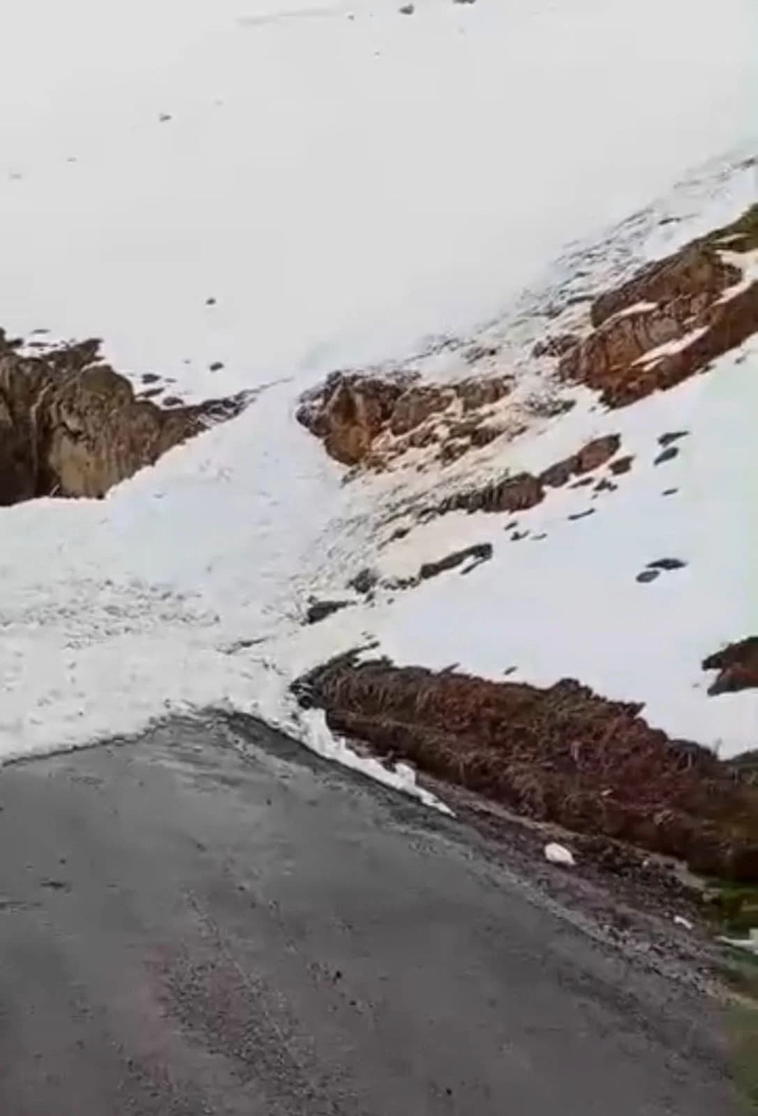 Şırnak’ta Çığ Düşmesi: Uludere Yolunda Ulaşım Kesildi
