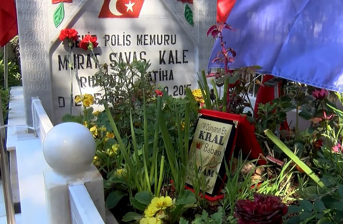 Şehit Polisin Mezarında Duygusal Anlar: ‘Dünyanın En Kral Babası’ Plaketi