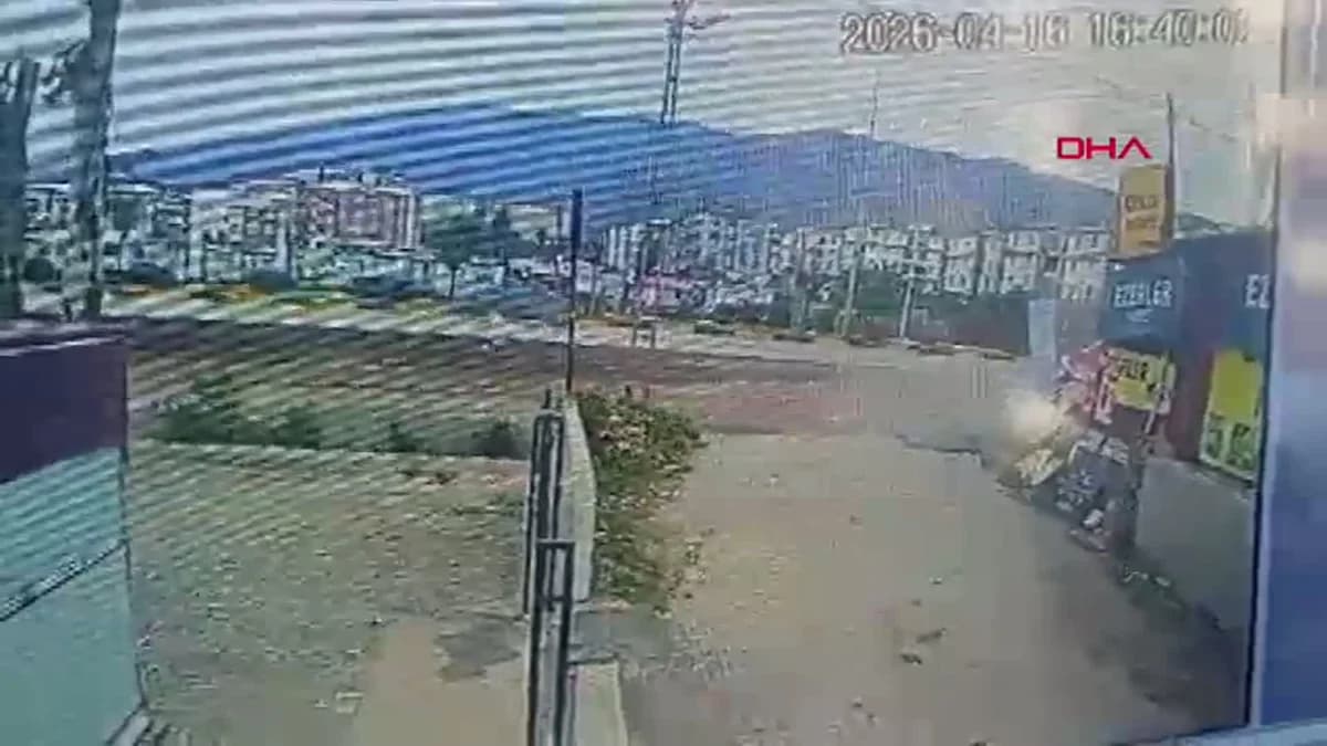 Hatay’da Dehşet Anları: Beton Mikseri Otomobili Metrelerce Sürükledi, Sürücü Yaralandı