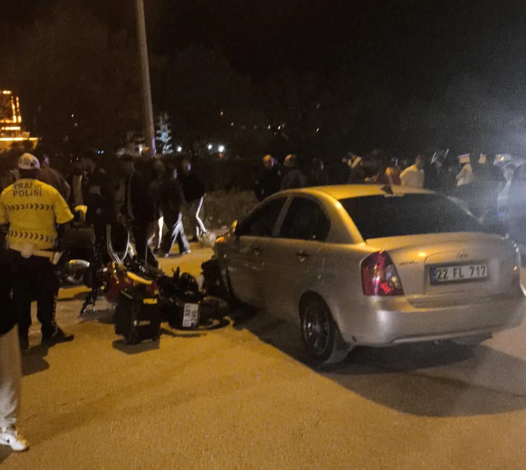 Keşan’da Feci Kaza: Otomobil Motosikletle Çarpıştı, 2 Kişi Ağır Yaralandı