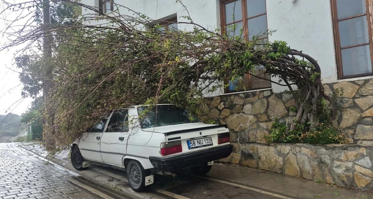 Bodrum’da Güçlü Fırtına Günlük Yaşamı Alt Üst Etti