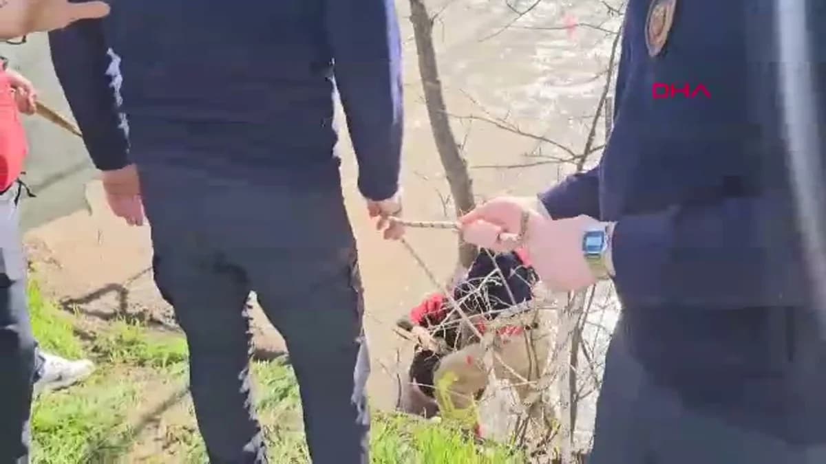 Edirne’de Nehre Düşen Adam İtfaiye Ekipleri Tarafından Kurtarıldı