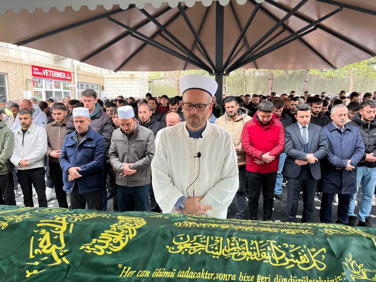 Ankara’daki Feci Kazada Hayatını Kaybeden 5 Kişi Son Yolculuklarına Uğurlandı