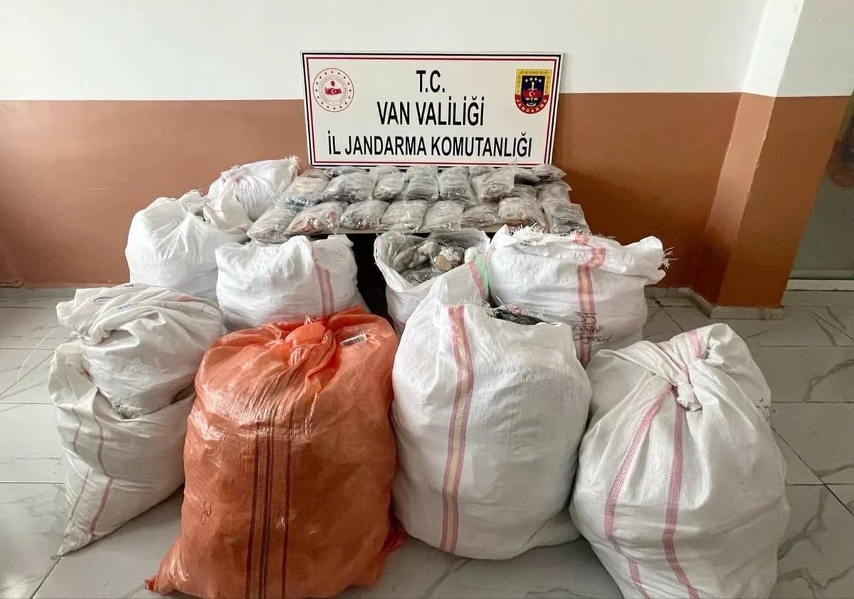 Van’da Dev Gümrük Kaçağı Operasyonu: 3,5 Milyon TL’lik Eşya Ele Geçirildi