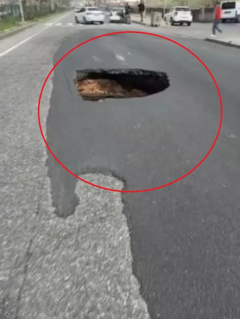 Diyarbakır’da Yolda Şok Çökmeyle 1 Metrelik Çukur Oluştu