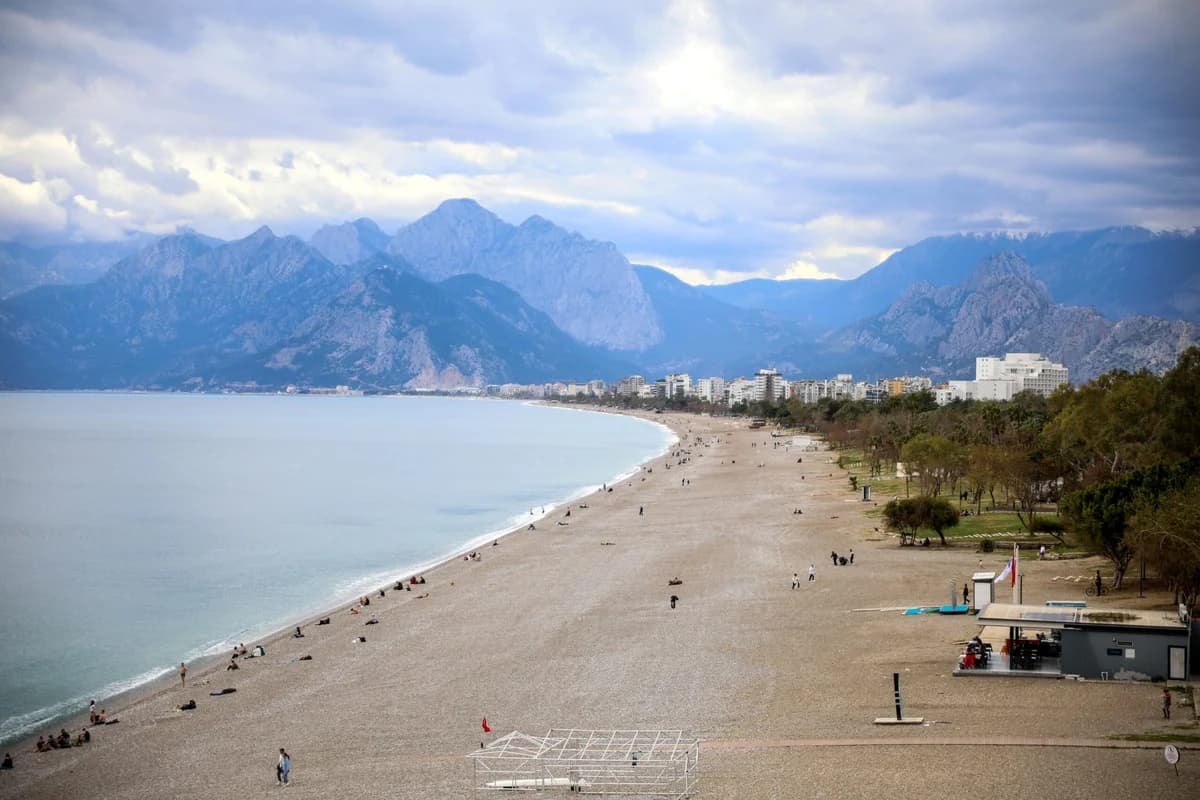Antalya Sahilleri Bayram Öncesi Renkleniyor