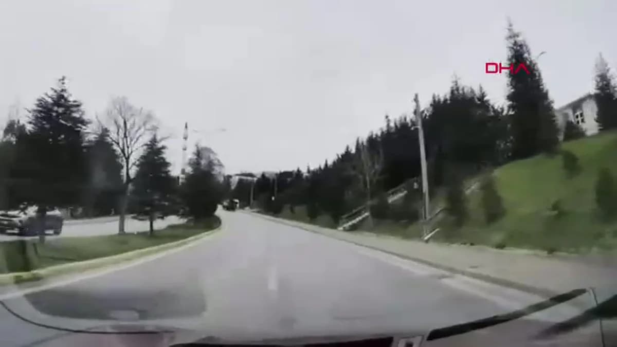 Kocaeli’de Rampada Kayarak Devrilen Kamyonun Kaza Anı Güvenlik Kamerasında