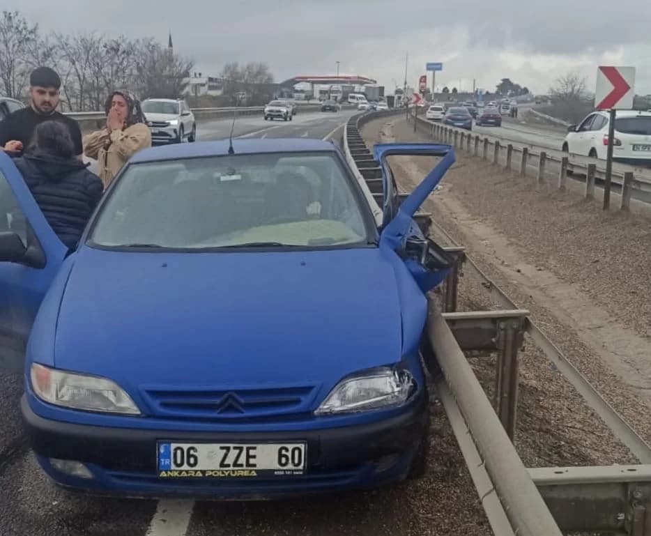 El Freni Çekilmeyen Otomobile Çarpan Araçta Faciadan Kaçınılamadı: 1 Ölü, 3 Yaralı