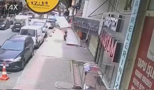 Gaziosmanpaşa’da Tabela Kazası: Kaldırımdaki Kişinin Üzerine Düştü