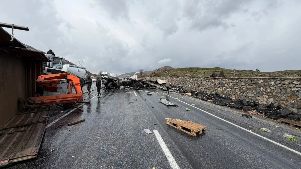 Tatvan’da TIR ile Karayolları Bakım Aracı Çarpıştı: 1 Ağır Yaralı