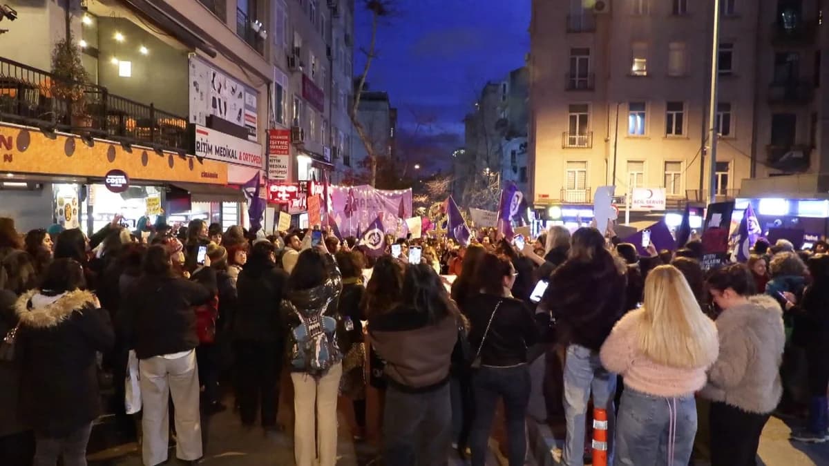 Beyoğlu’nda 24. Feminist Gece Yürüyüşü Gerçekleştirildi