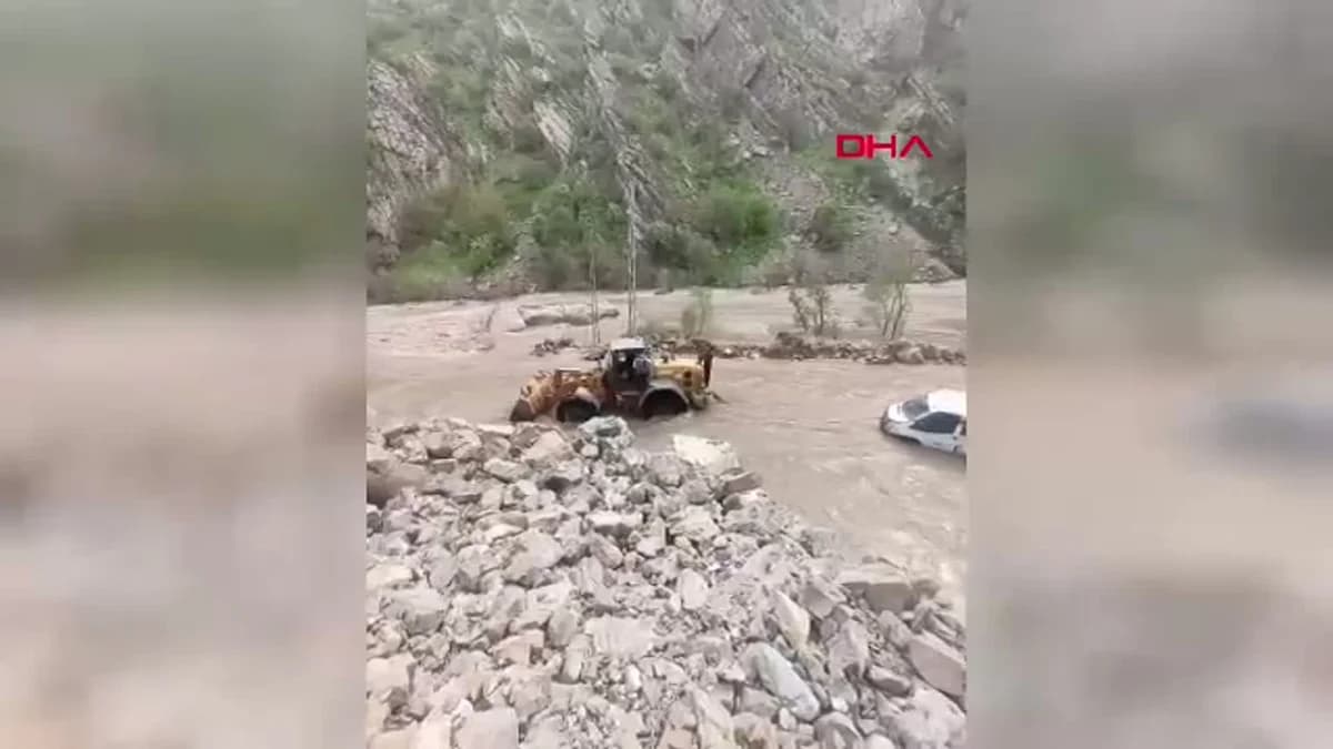 Hakkari’de Dere Taştı, Minibüs Sürüklendi: 3 Kişi Son Anda Kurtarıldı