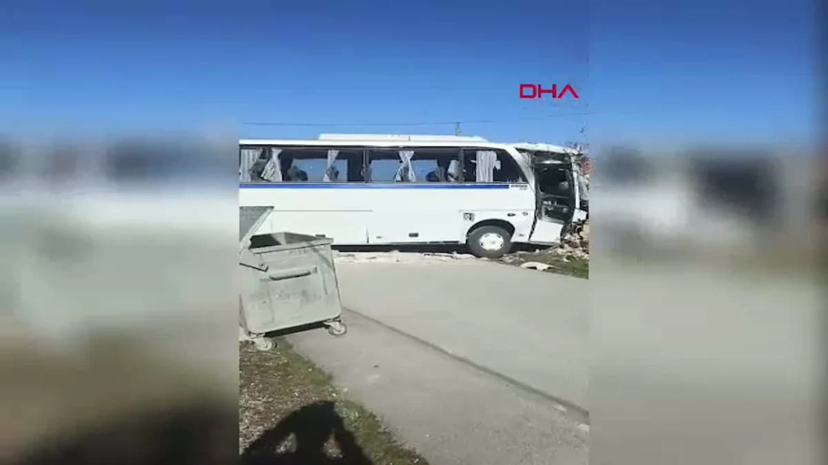 Konya’da Otobüs ve Öğrenci Servisi Çarpıştı: 17 Yaralı