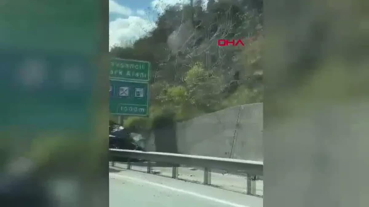 Kocaeli’de Yön Levhasına Çarpan Otomobilin Sürücüsü Yaralandı