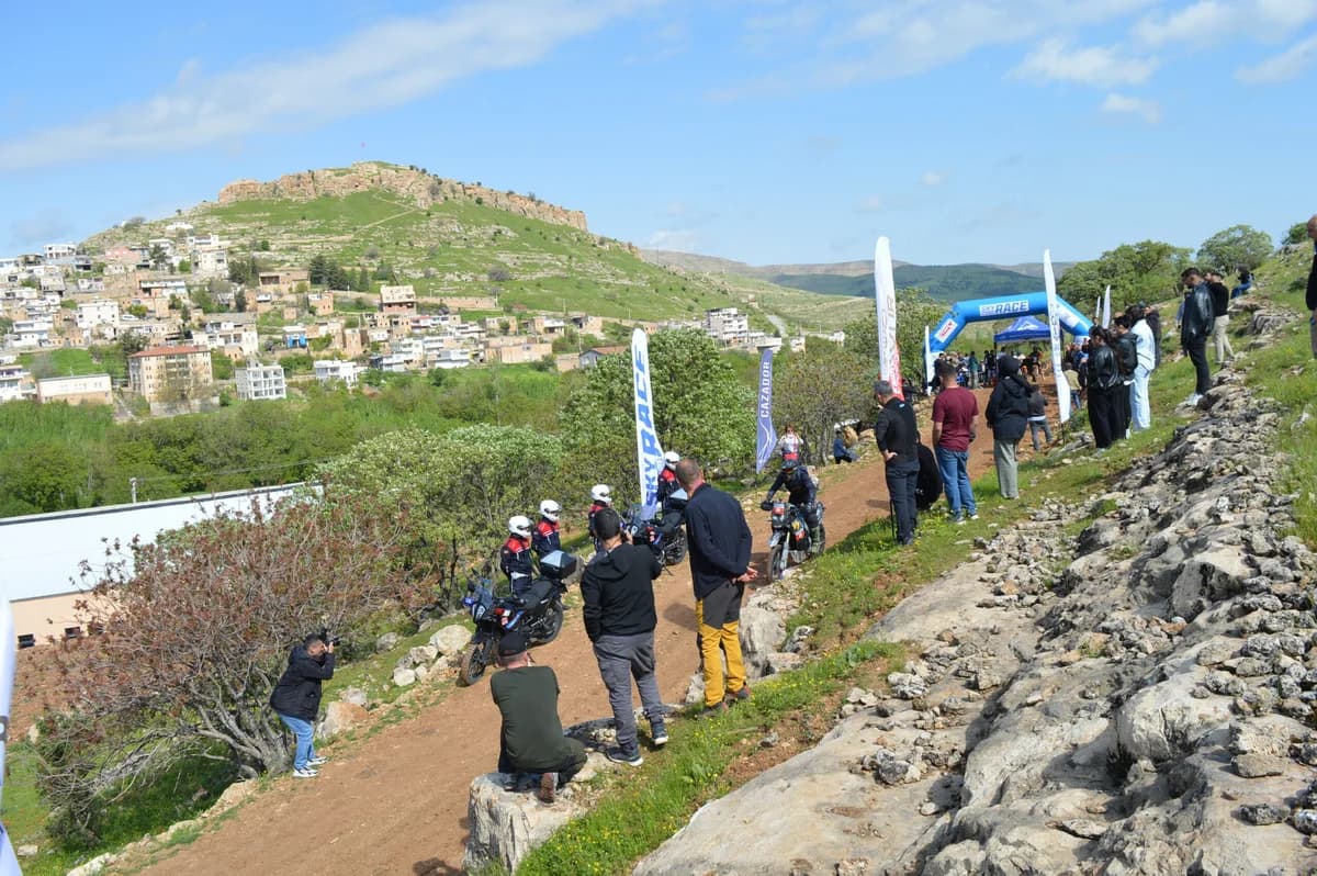 Mardin’de Nefes Kesen ‘Sky Adventure’ Motosiklet Yarışları Başladı: 32 Sürücü Zorlu Parkurda Yarışıyor