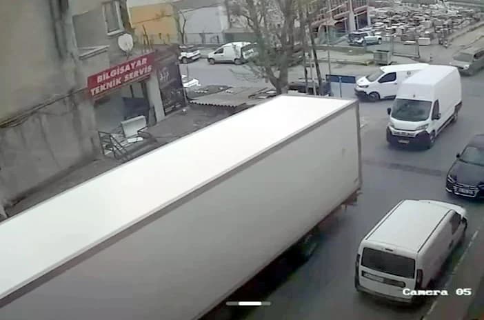 Beylikdüzü’nde Freni Çekilmeyen TIR, Minibüse Çarptı