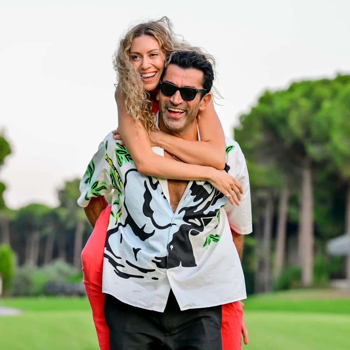 Sinem Kobal ve Kenan İmirzalıoğlu’nun Romantik Yaz Tatili Sonrası Aşk Pozları