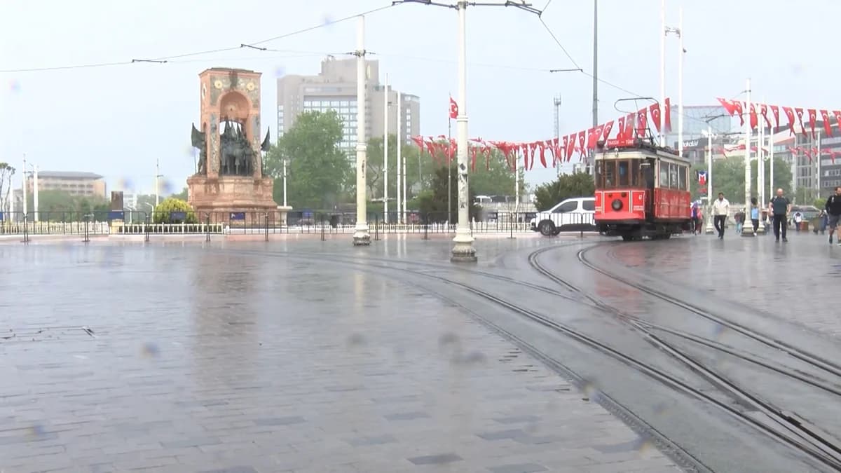 Taksim’de Sürpriz Yağmur: Vatandaşlar Çanta ve Kartonlarla Hayatta Kalma Mücadelesi Verdi