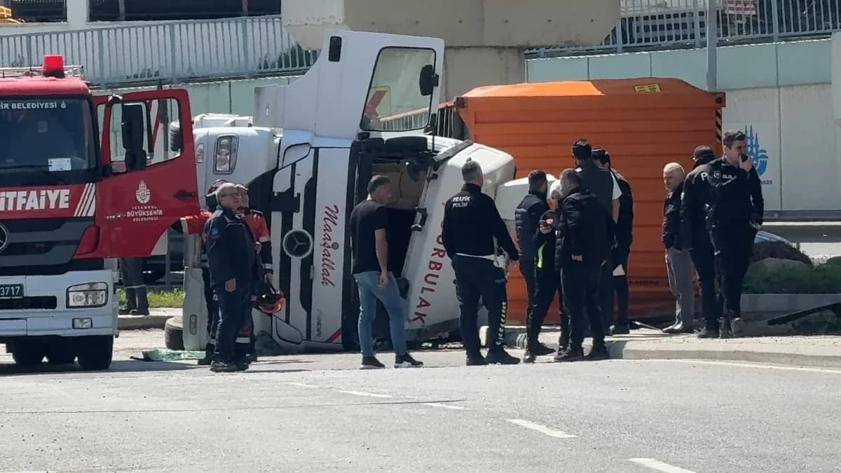 Beylikdüzü’nde TIR Devrildi: Şoför Hastaneye Kaldırıldı