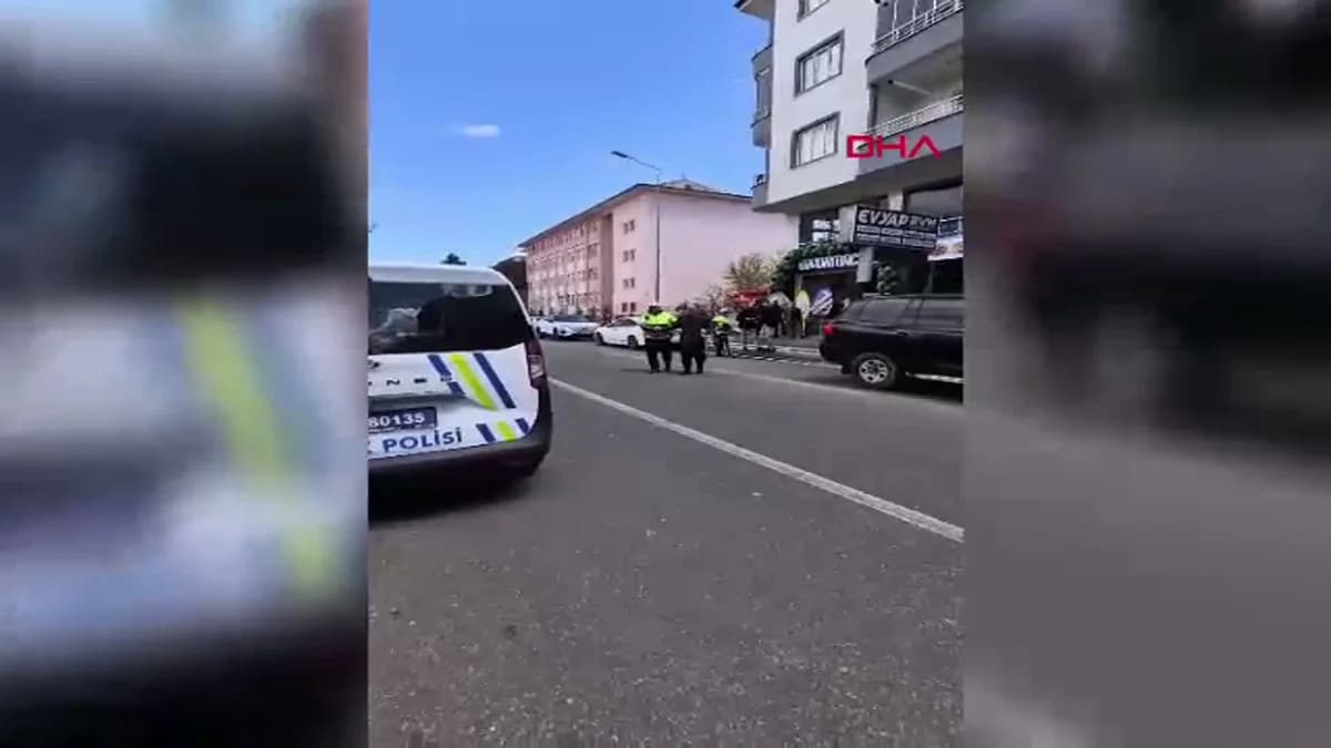 Yolun Karşısına Geçerken Yardım Eden Polisi Yanaklarından Öptü: O Anlar Kamerada!