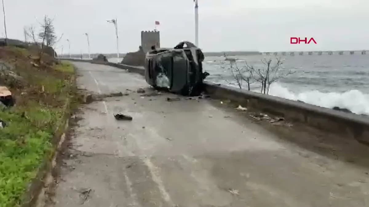 Rize’de Yağış Sonrası Otomobil Takla Attı