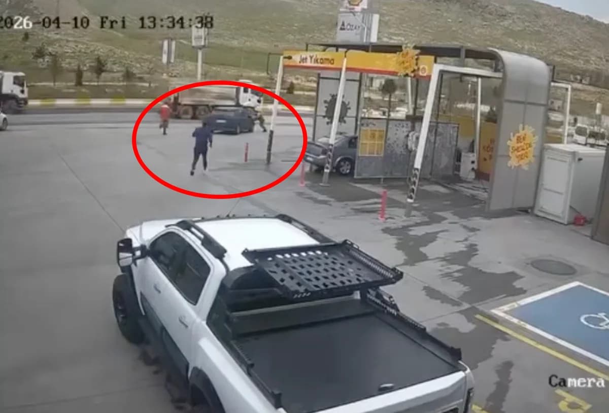 Unutulan El Freniyle Hareket Eden Otomobilin Durdurulma Anı Kameralarda