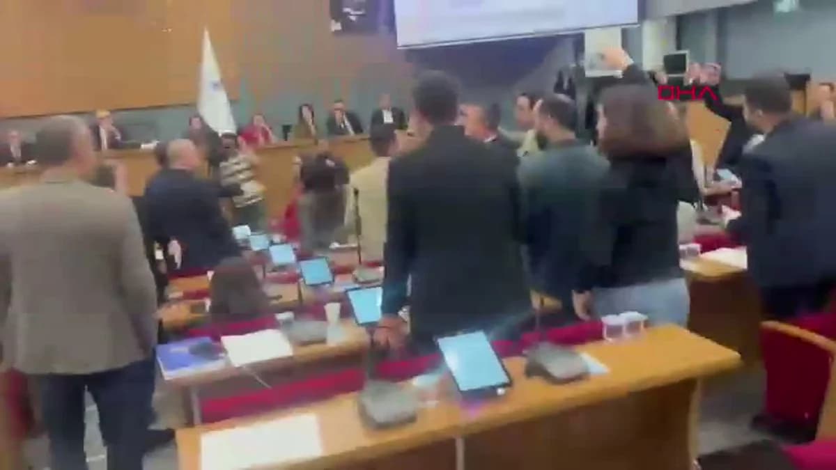 İzmir Büyükşehir Belediye Meclisi’nde Tartışmalar ve Gergin Anlar