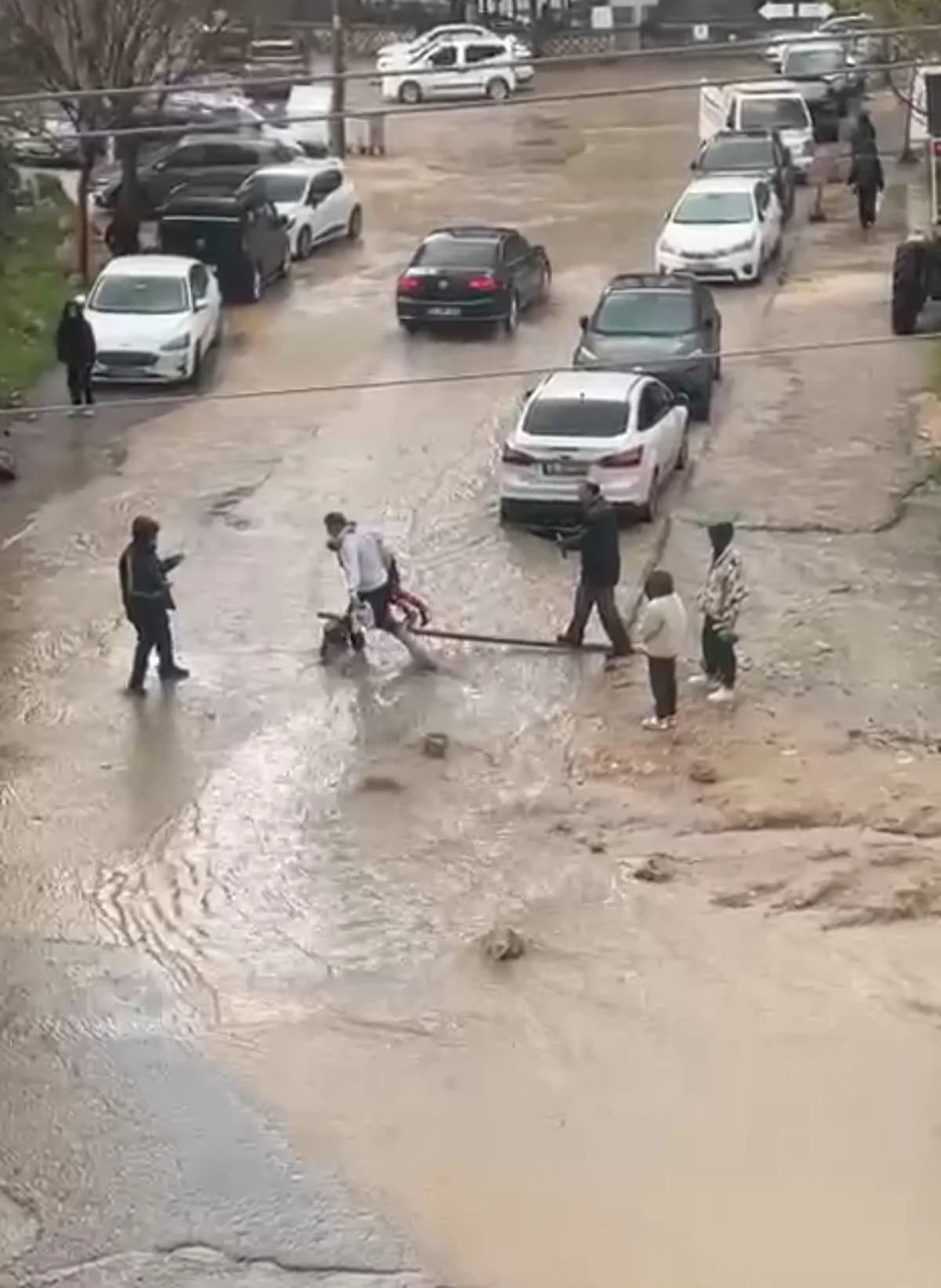 Mardin’de Sağanak Yağış Cadde ve Sokakları Su İçine Gömdü