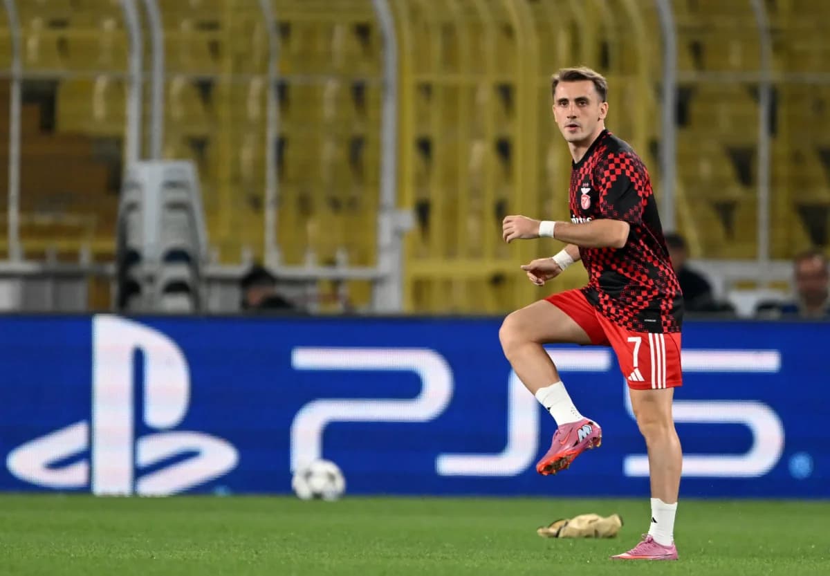 Kerem Aktürkoğlu’ndan Fenerbahçe Tribünlerine Alkışlı Karşılık