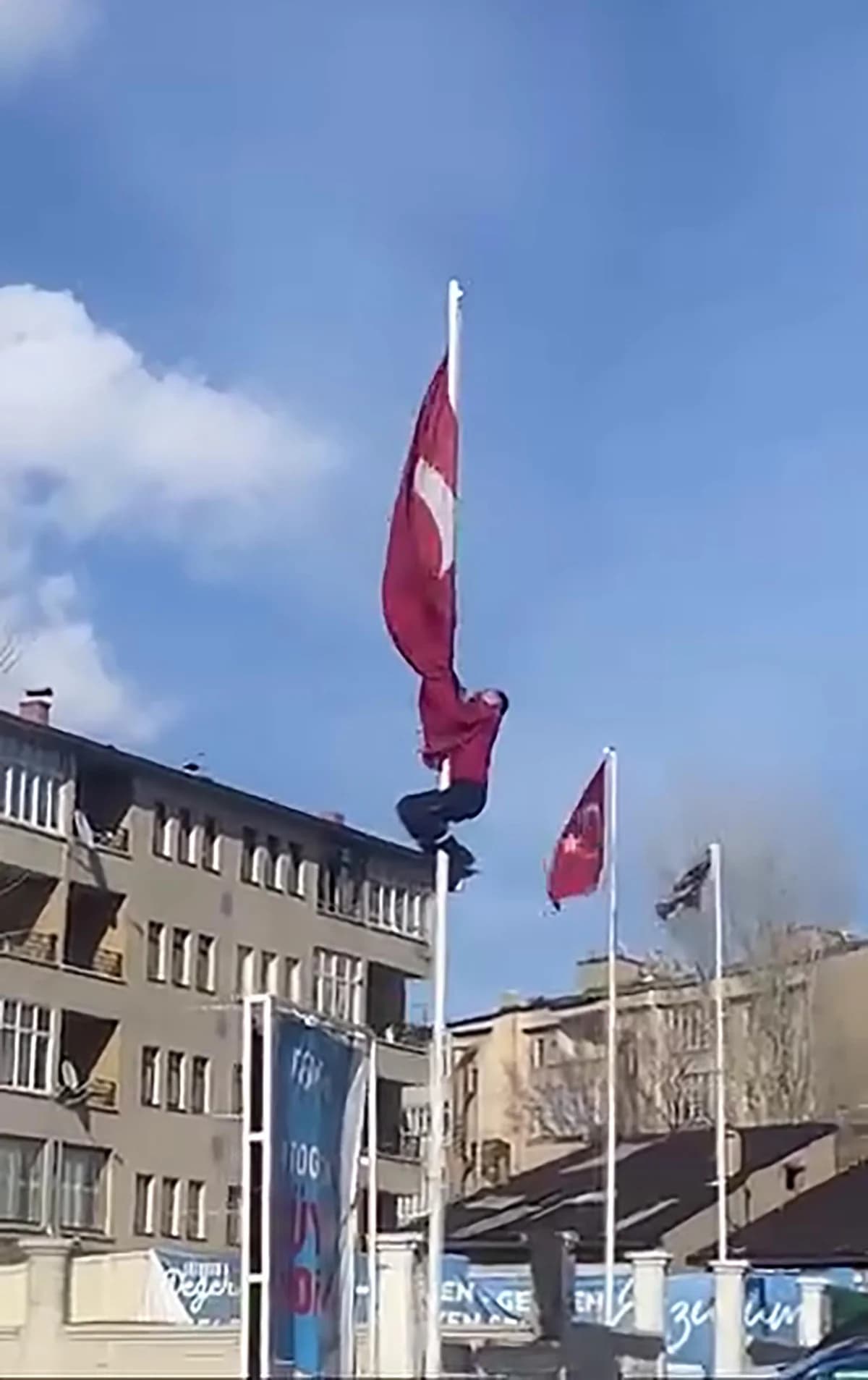 Erzurumlu Genç, Rüzgârda Dolanan Bayrağı 15 Metre Yükseklikten Düzeltti