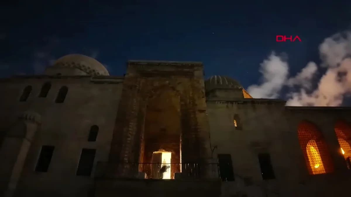 Mardin’de Tarihi Yapılar, Otizm Farkındalığı İçin Mavi Işıkla Aydınlatıldı