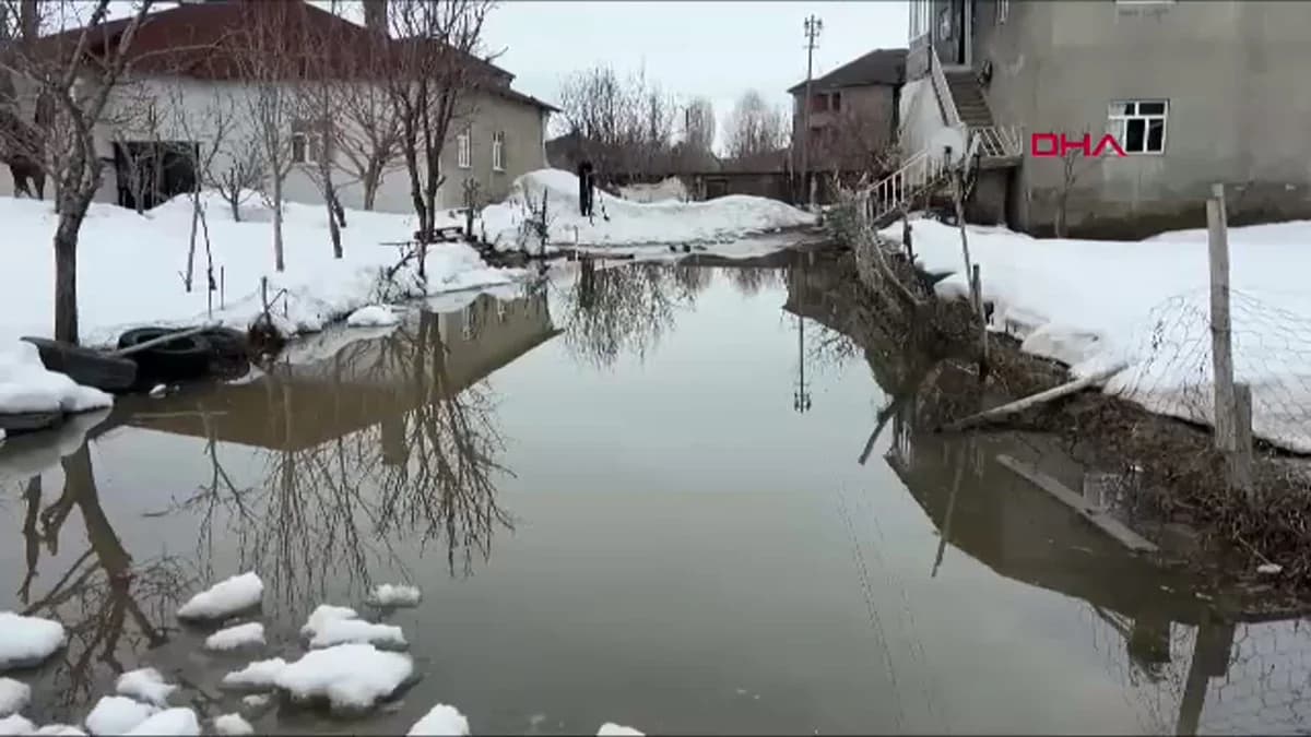 Yüksekova’da Eriyen Kar Bahçeleri Suya Gömüyor