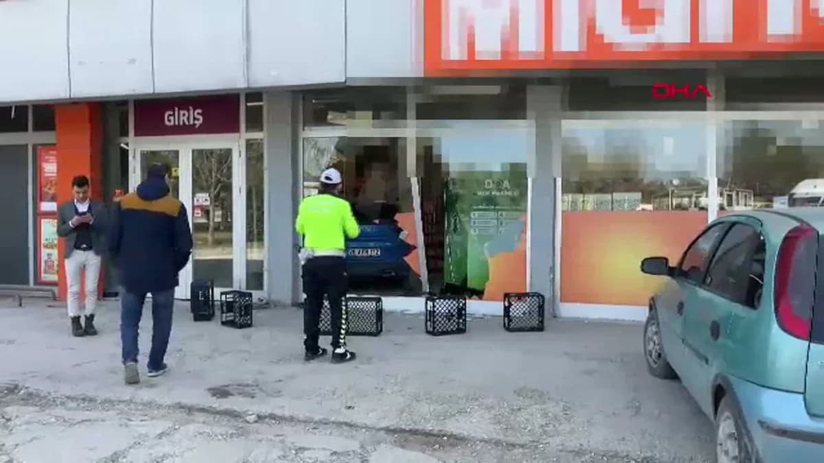 Eskişehir’de Kontrol Kaybı: Otomobil Marketin İçine Daldı