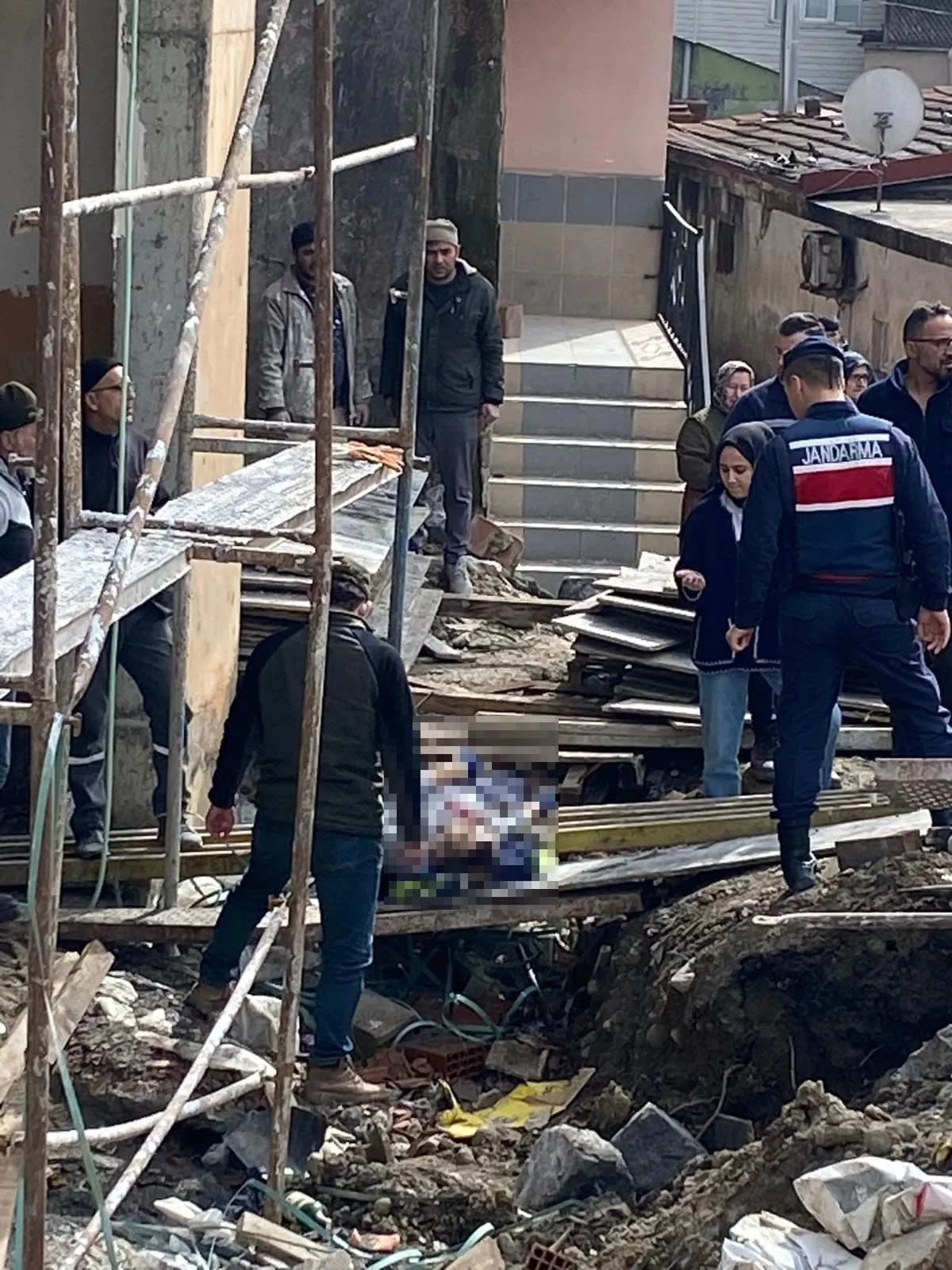Zonguldak’ta İnşaatta Kaza: 3. Kattan Düşen İşçi Ağır Yaralandı