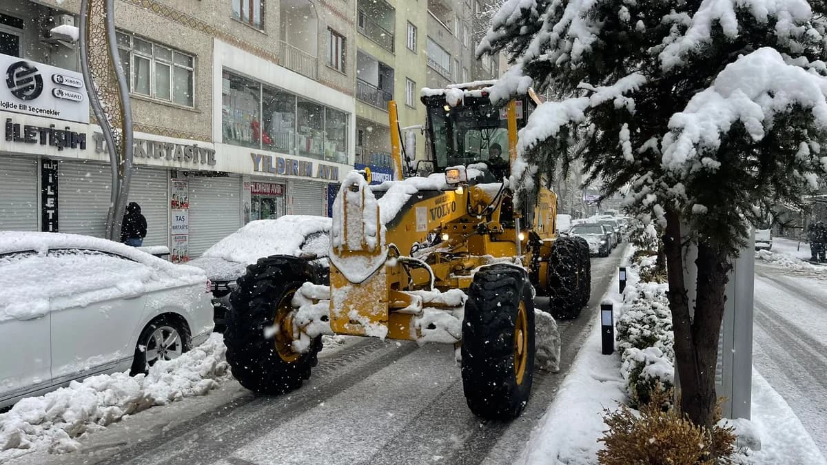 Hakkari’de Kar Yağışı Nedeniyle 82 Yerleşim Yeri Ulaşıma Kapandı