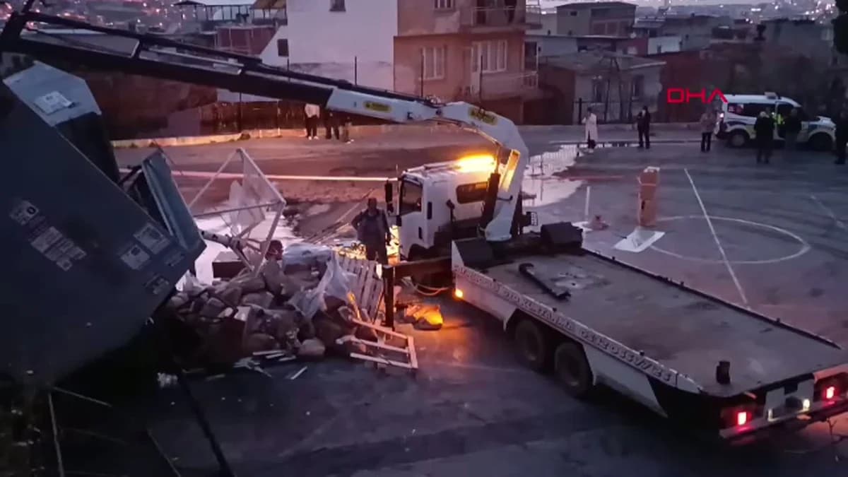 İzmir’de Freni Boşalan Kamyon, Trafoya Çarpıp Okul Bahçesine Düştü