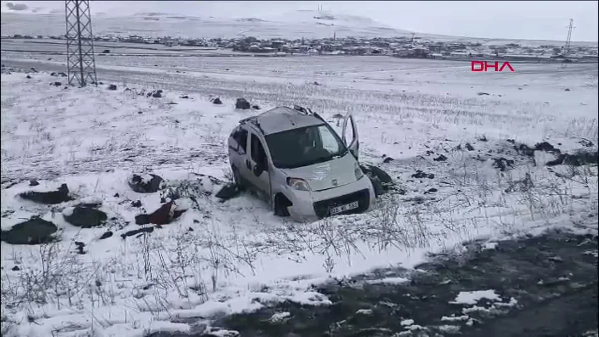 Kars’ta Kar Yağışı Nedeniyle Şarampole Devrilen Araçta Baba-Oğul Yaralandı