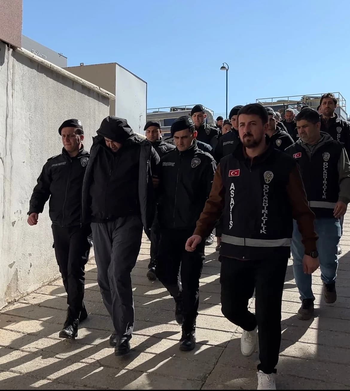 Akademisyen ve Eş Çalışanları Sahte Evrakla 521 Milyon TL’yi Aşan Dolandırıcılıkta Yakalandı