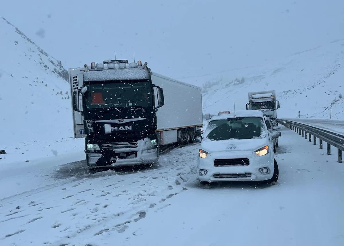 Sakaltutan Geçidi’nde Kar Engeli Ulaşımı Aksatıyor