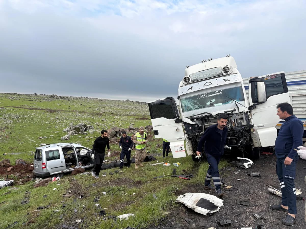 Siverek’te Trafik Kazası: TIR ile Hafif Ticari Araç Çarpıştı, 2 Can Kaybı ve 1 Yaralı