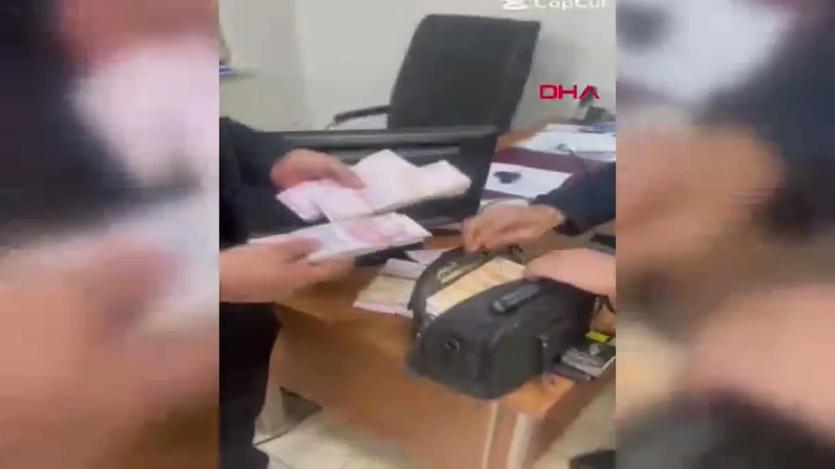Hatay’da Duyarlı Muhtarlar, Yolda Buldukları 176 Bin Liralık Çantayı Sahibine Ulaştırdı