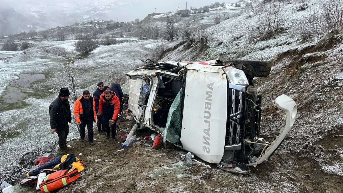 Ambulans Uçuruma Yuvarlandı: 1 Ölü, 4 Yaralı