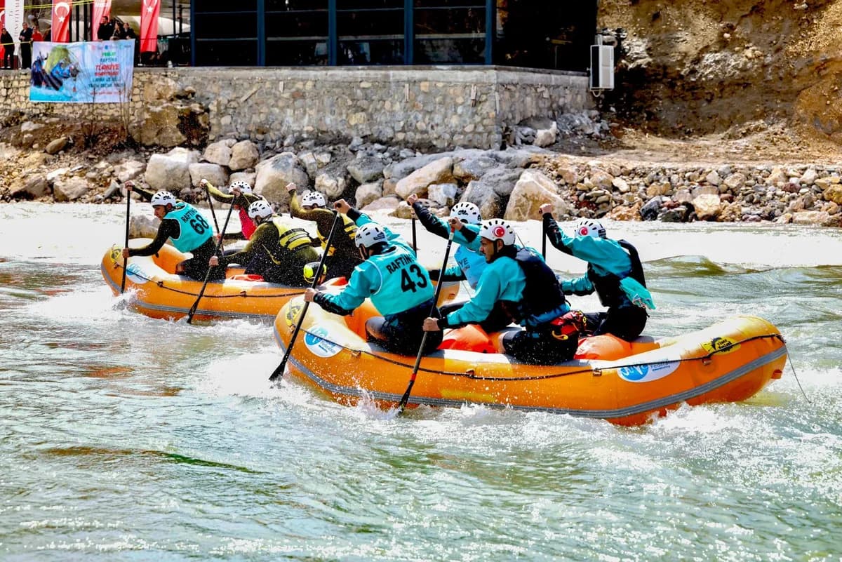 Munzur Nehri’nde Rafting Coşkusu: 300 Sporcu Kıyasıya Yarıştı